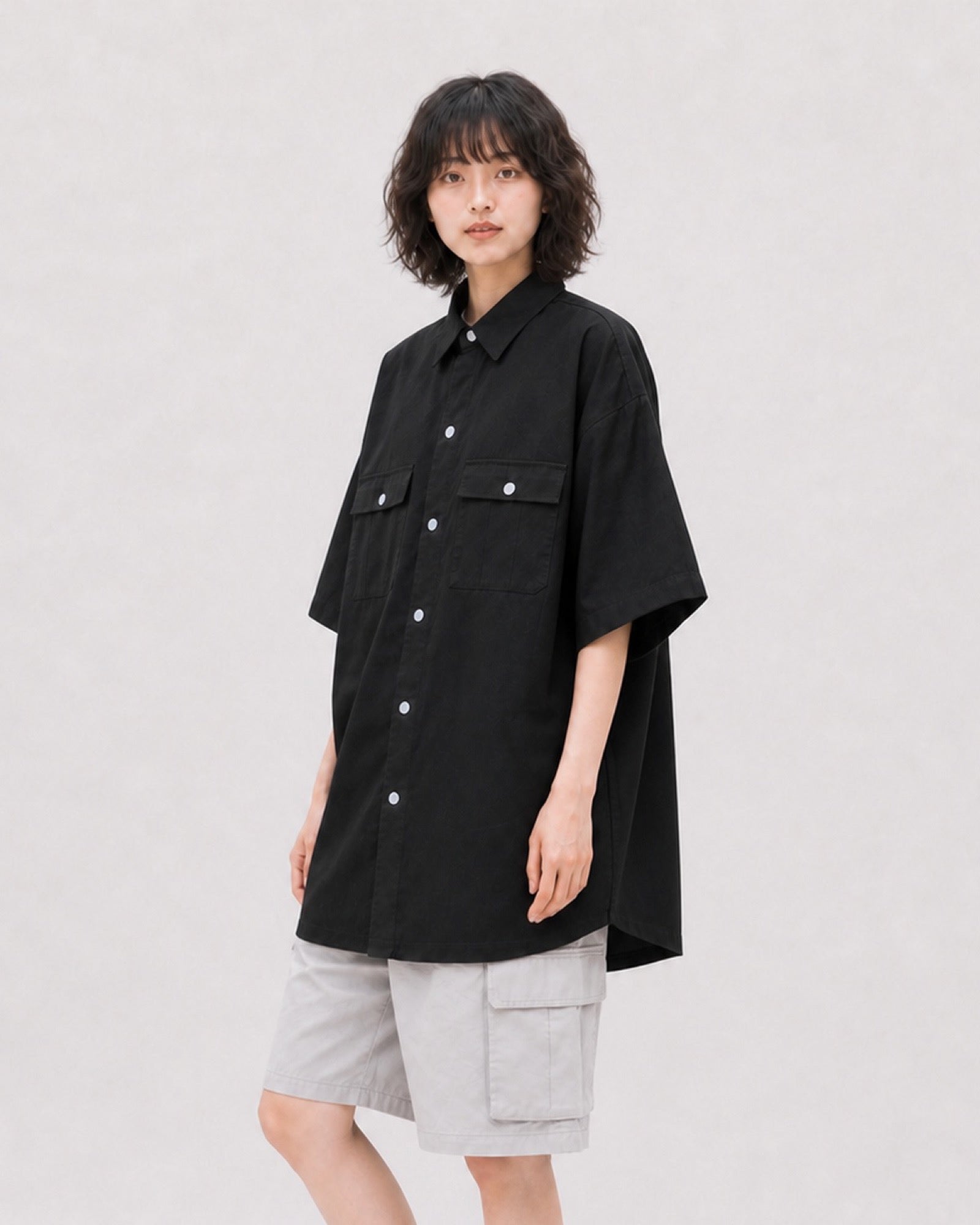 OU-RES モデル着用 | S1004 | ブラック | 右斜め | トップ構図