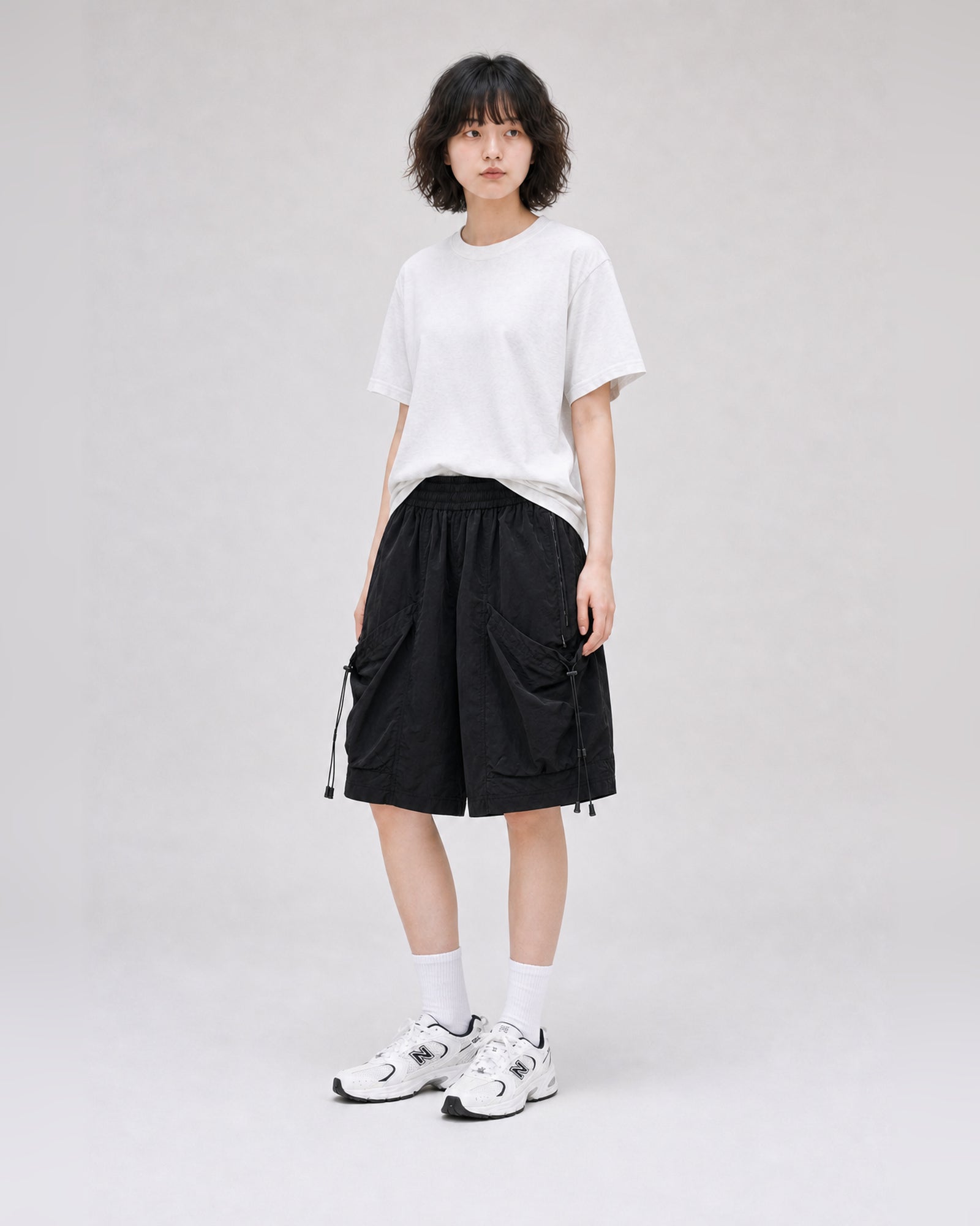 OU-RES モデル着用 | S1011 | ブラック | 左斜め | 全身構図