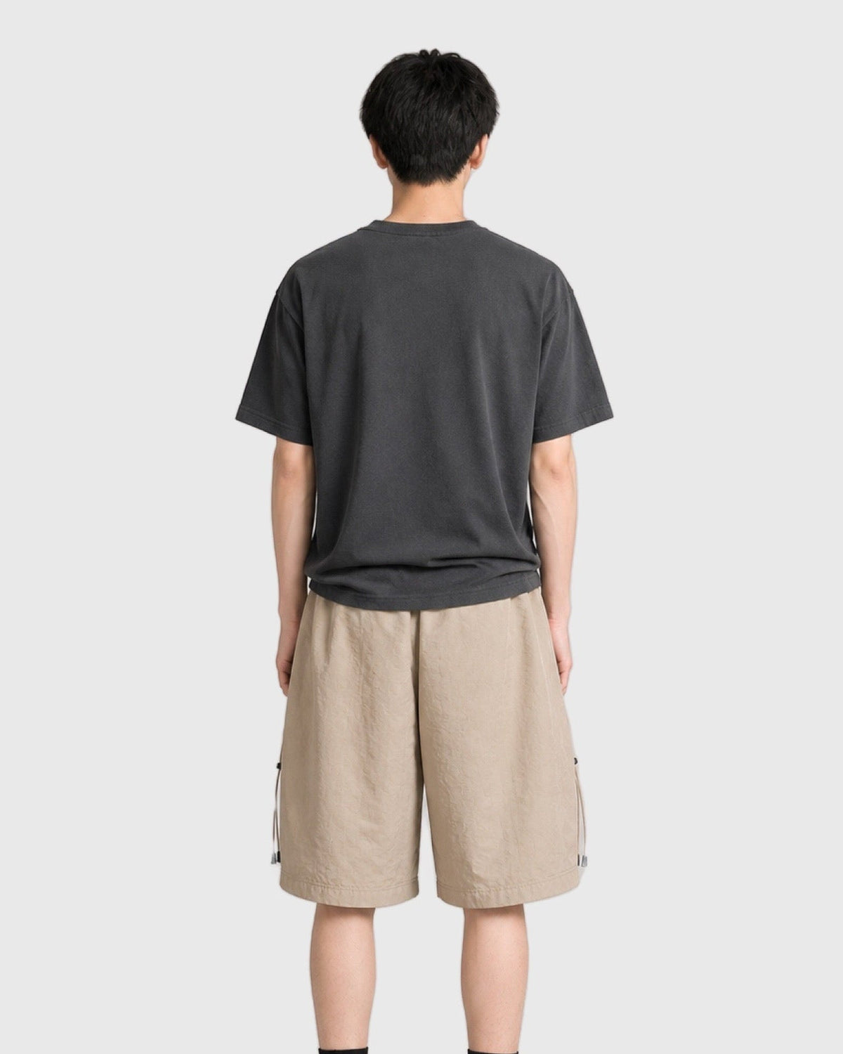 OURES ドローコード ワイドカーゴショートパンツ ユニセックス ベージュ モデル着用 背面