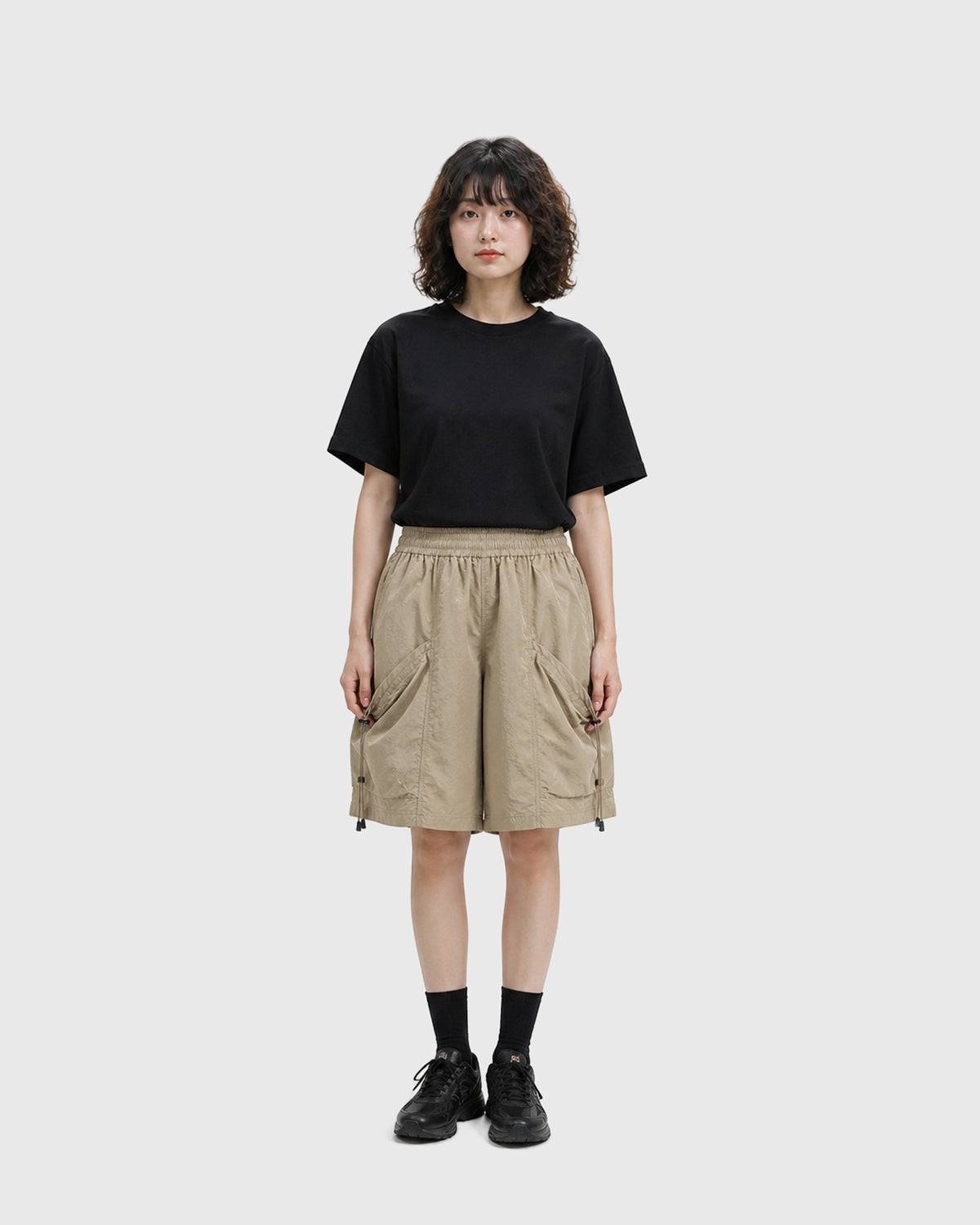 OURES ドローコード ワイドカーゴショートパンツ ユニセックス ベージュ モデル着用