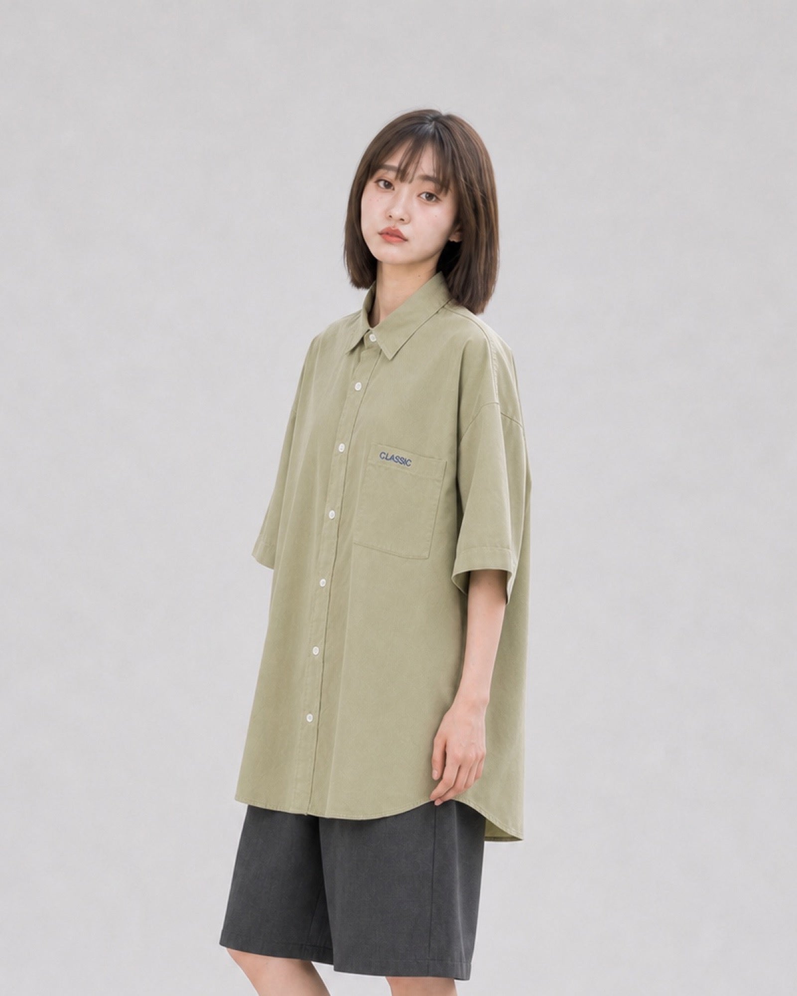 OU-RES モデル着用 | S1002 | グリーン | 右斜め | トップ構図