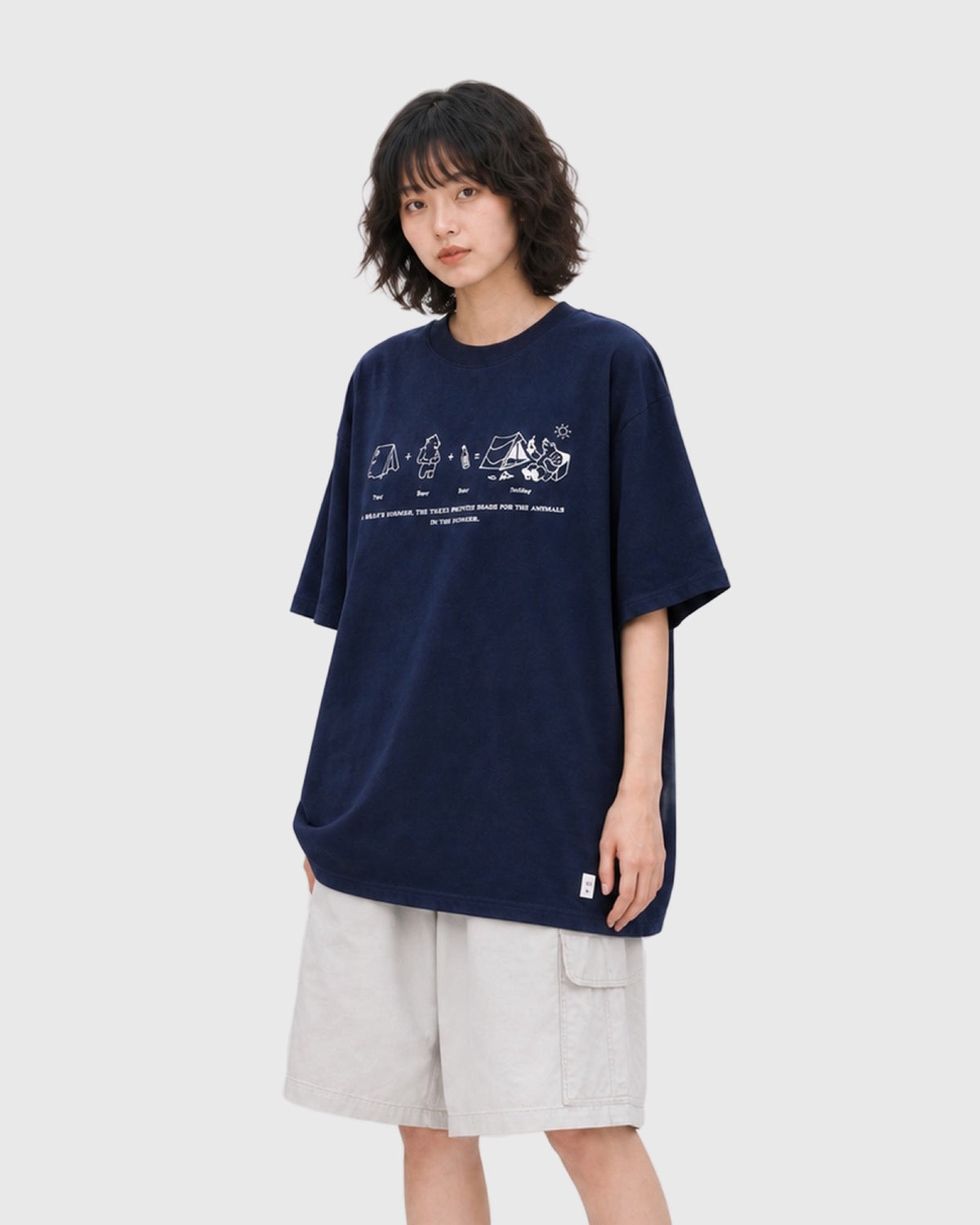 OURES レトロキャンプ グラフィック オーバーサイズTシャツ ユニセックス ネイビー モデル着用 左斜め