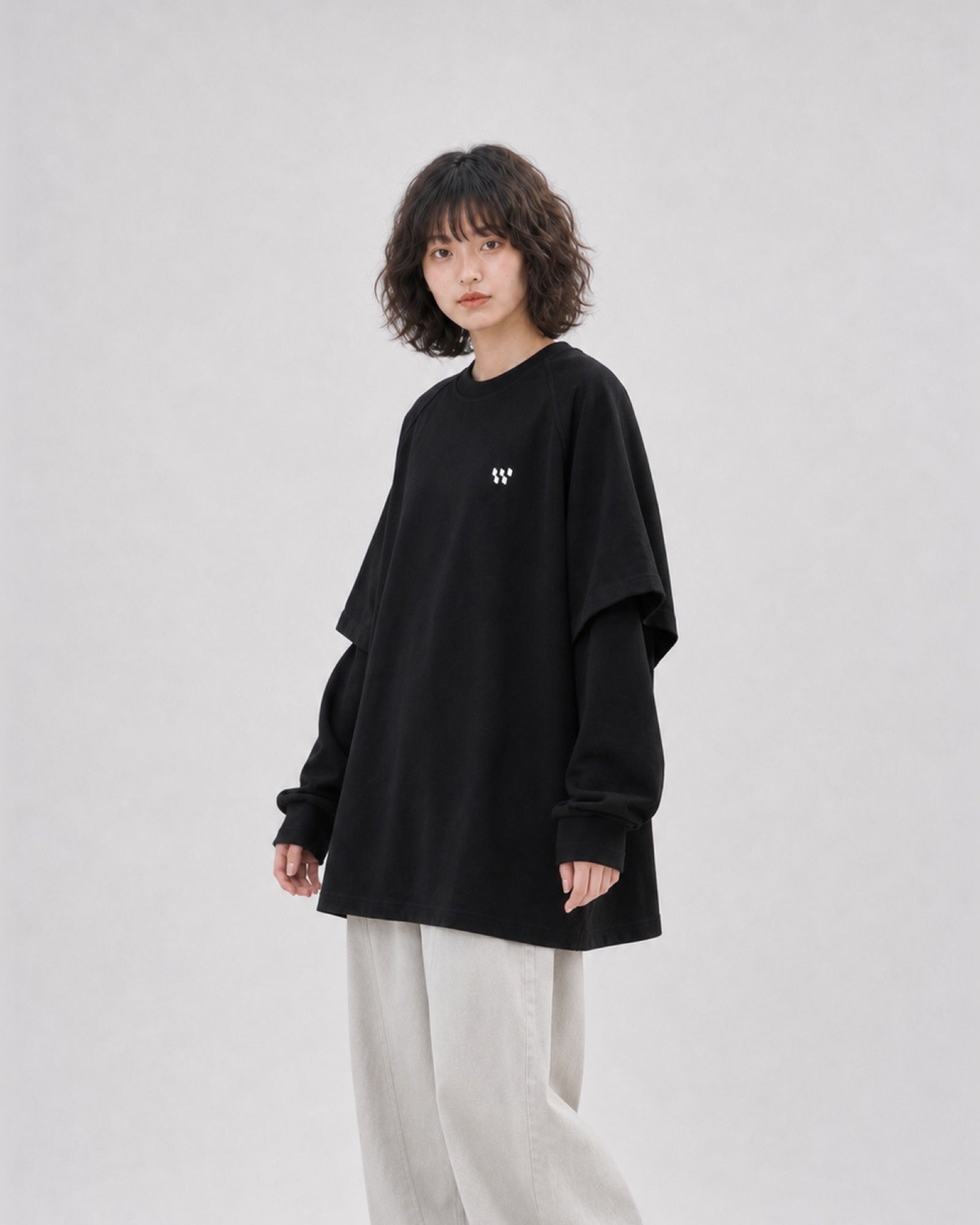 OU-RES モデル着用 | S1006 | ブラック | 左斜め | トップ構図