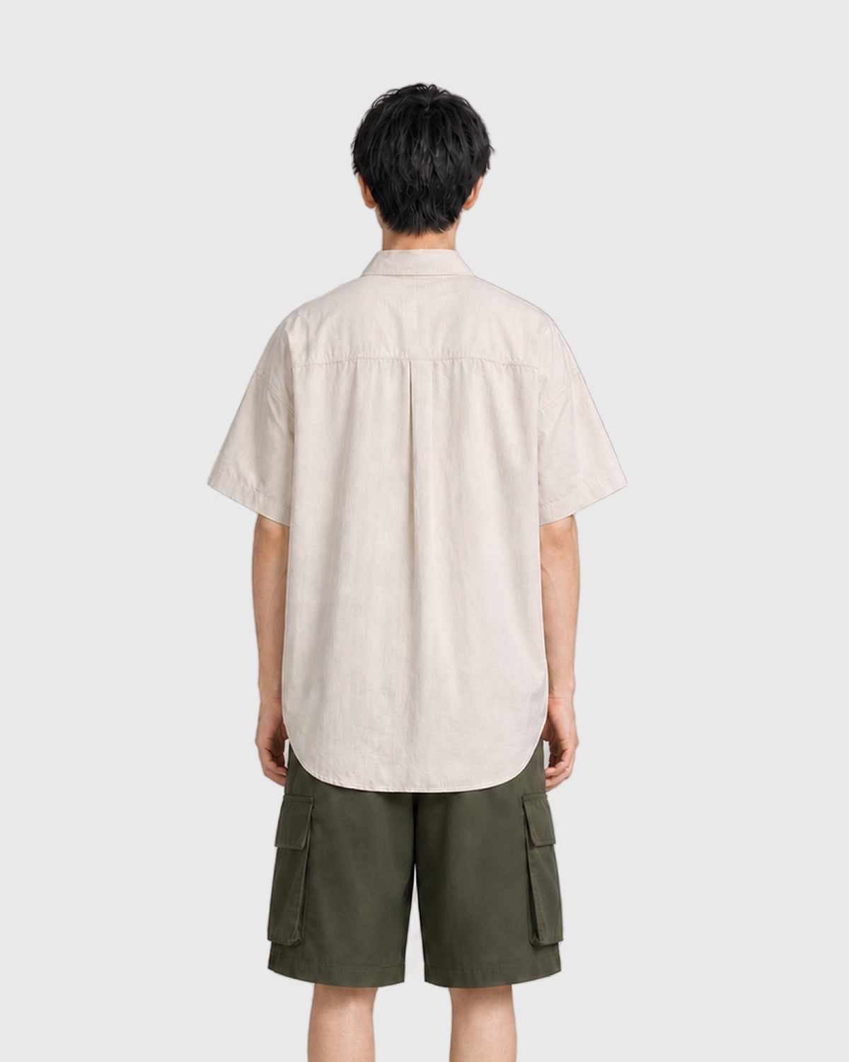 OURES レトロワーク オーバーサイズ半袖シャツ ユニセックス ベージュ モデル着用 背面