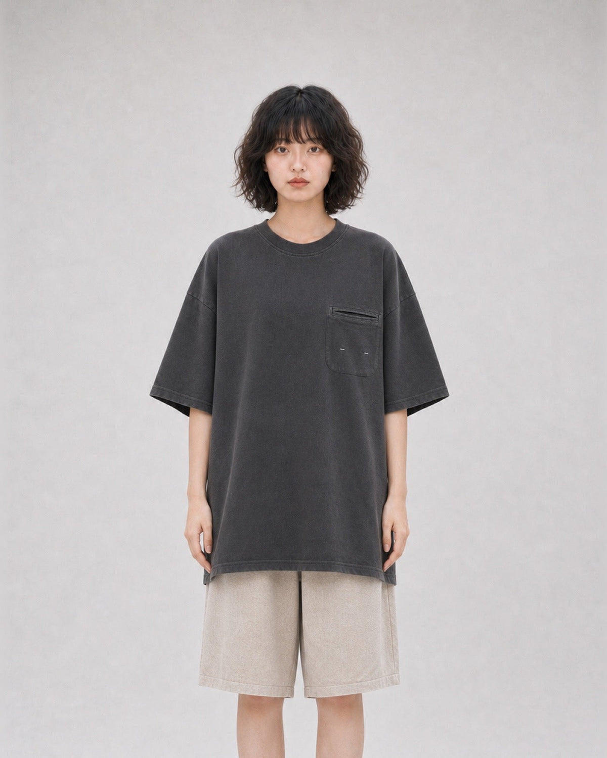 OURES ヘビーウェイト ポケット オーバーサイズTシャツ ユニセックス ダークグレー モデル着用 正面
