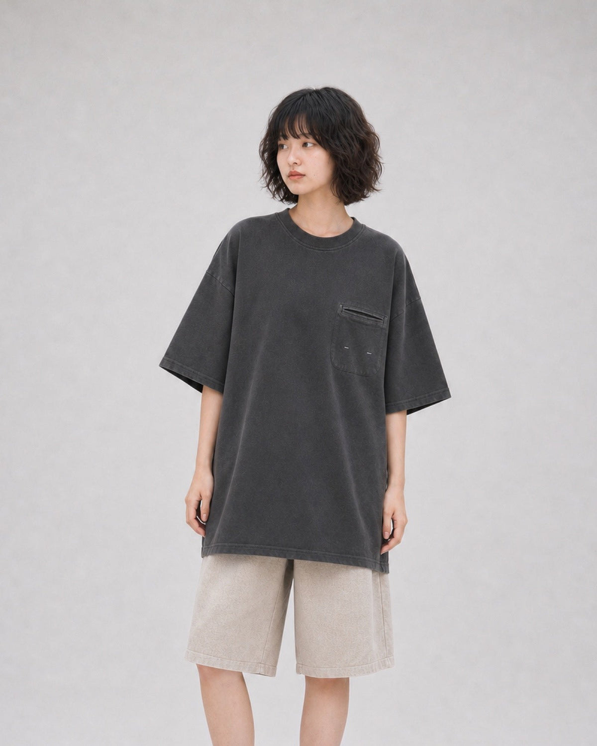 OURES ヘビーウェイト ポケット オーバーサイズTシャツ ユニセックス ダークグレー モデル着用 左斜め