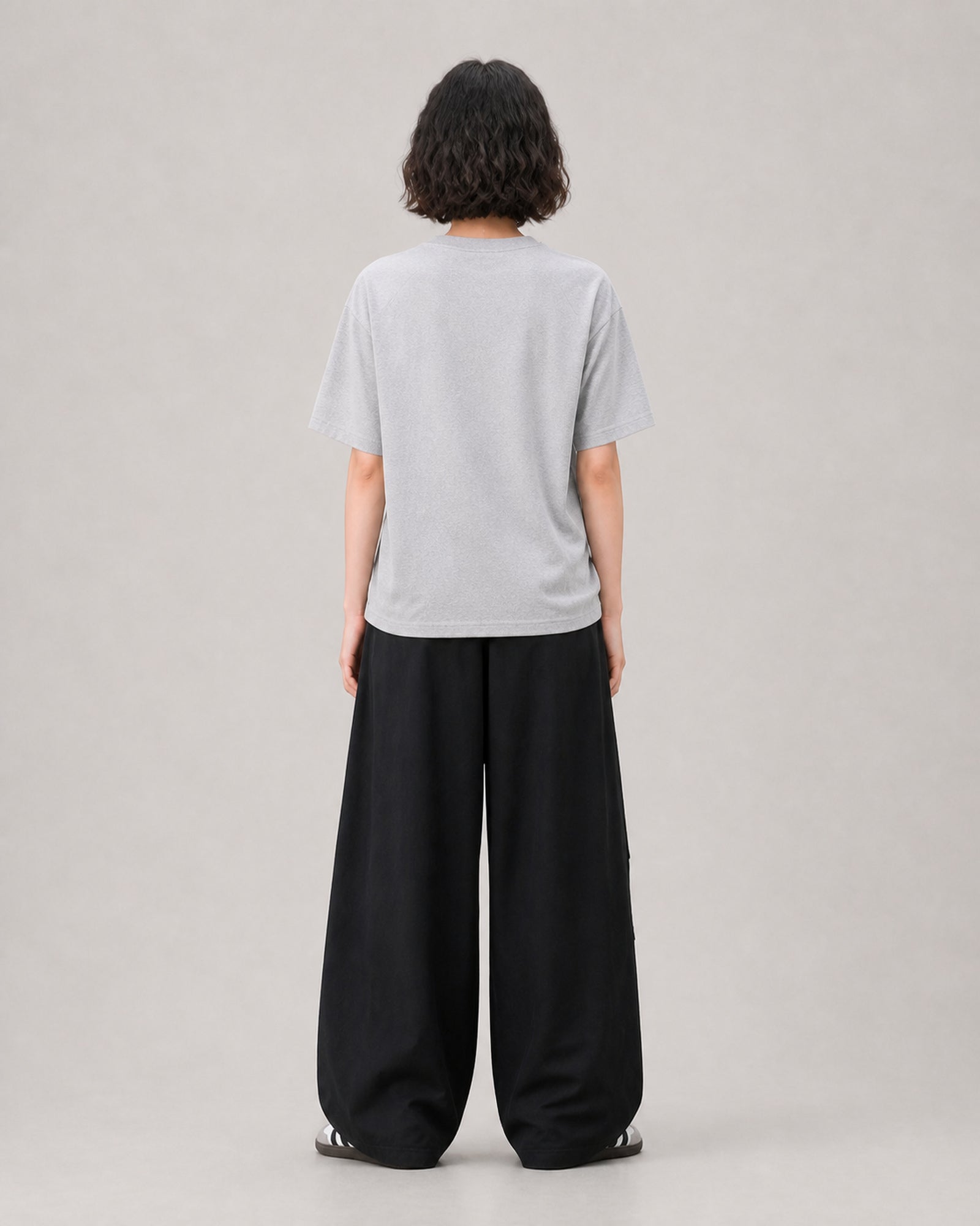 OU-RES モデル着用 | S1010 | ブラック | 背面 | 全身構図