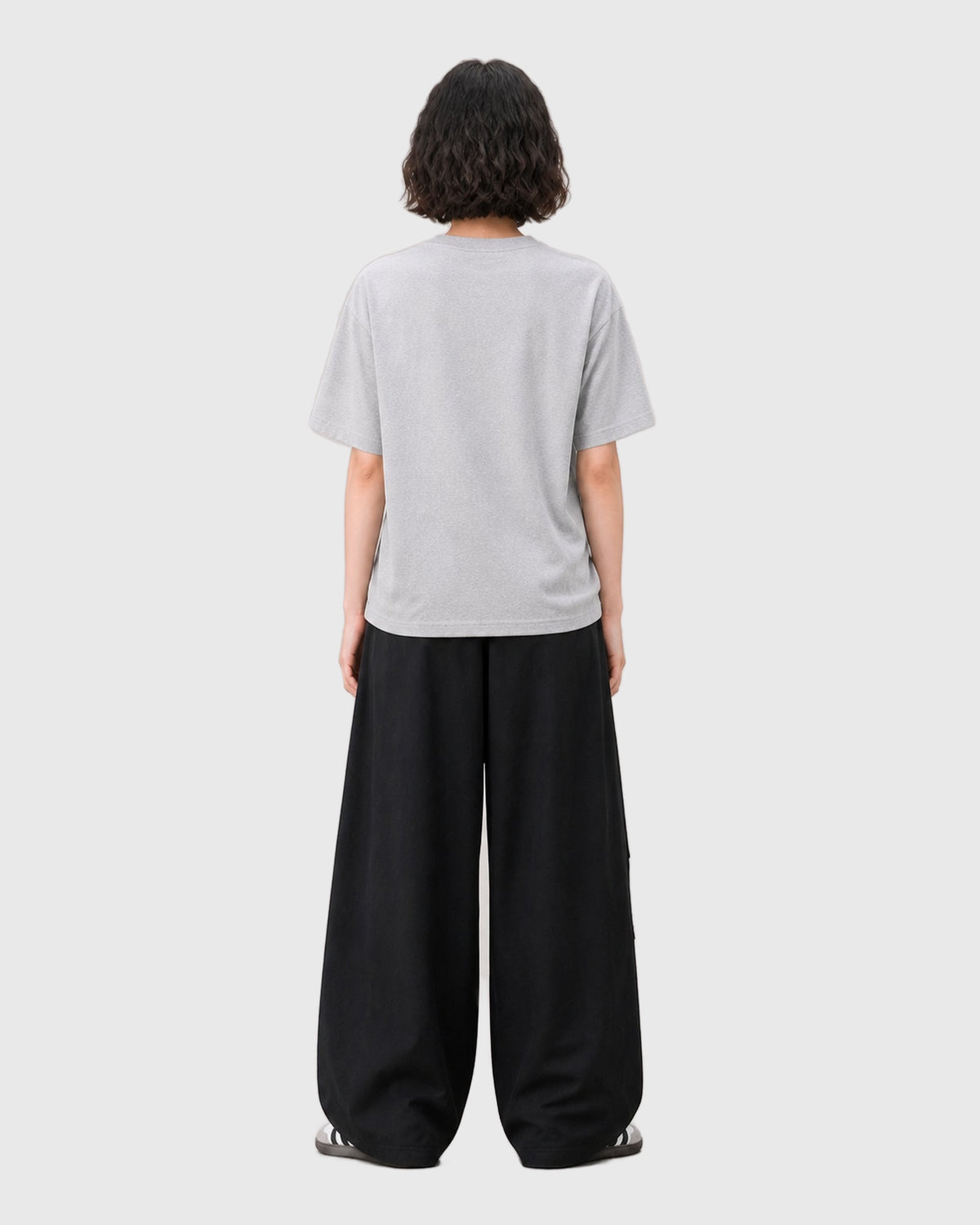 OURES アメカジ ワイドカーゴパンツ メンズ ブラック モデル着用 背面