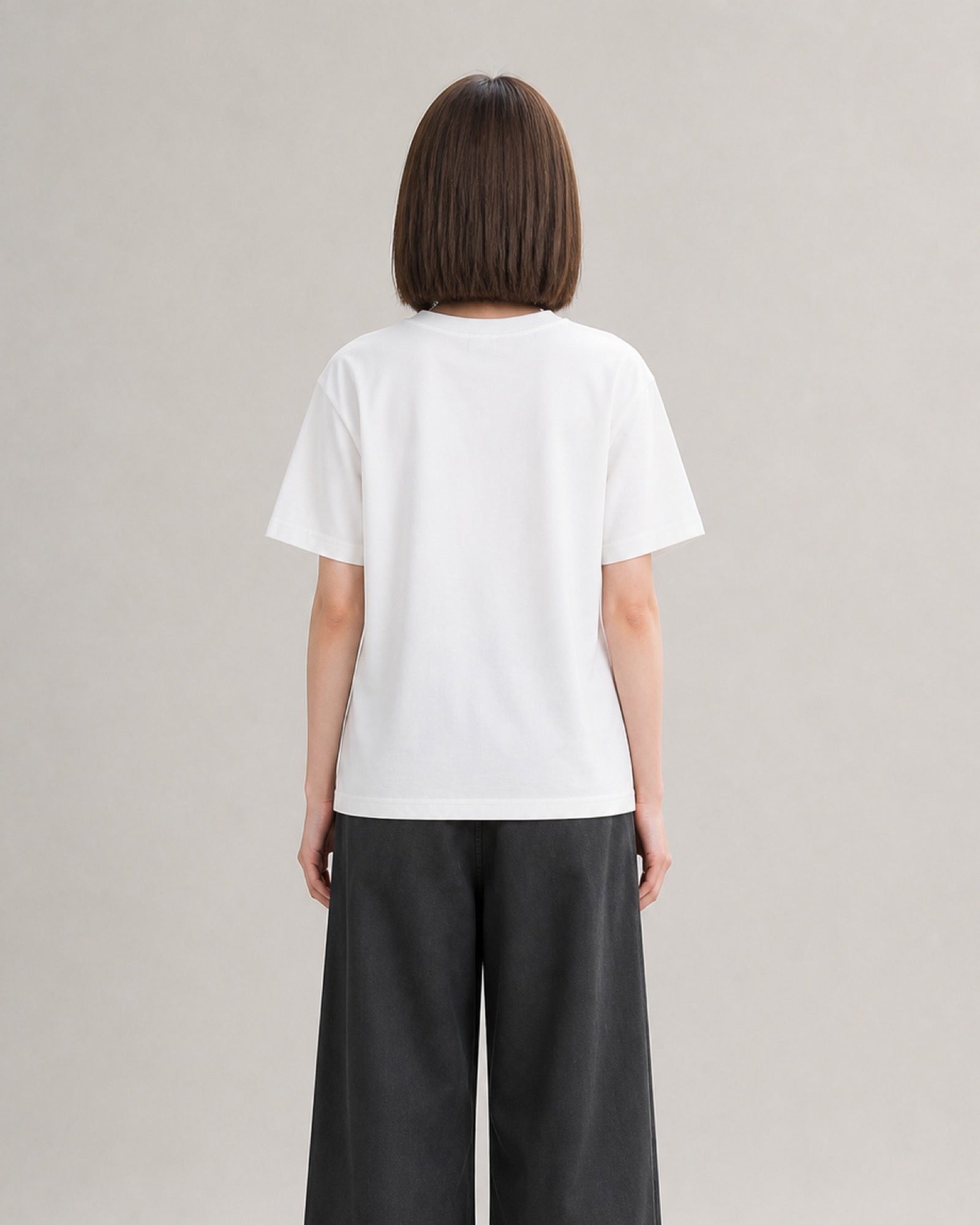 OU-RES モデル着用 | S1014 | ホワイト | 背面 | トップ構図