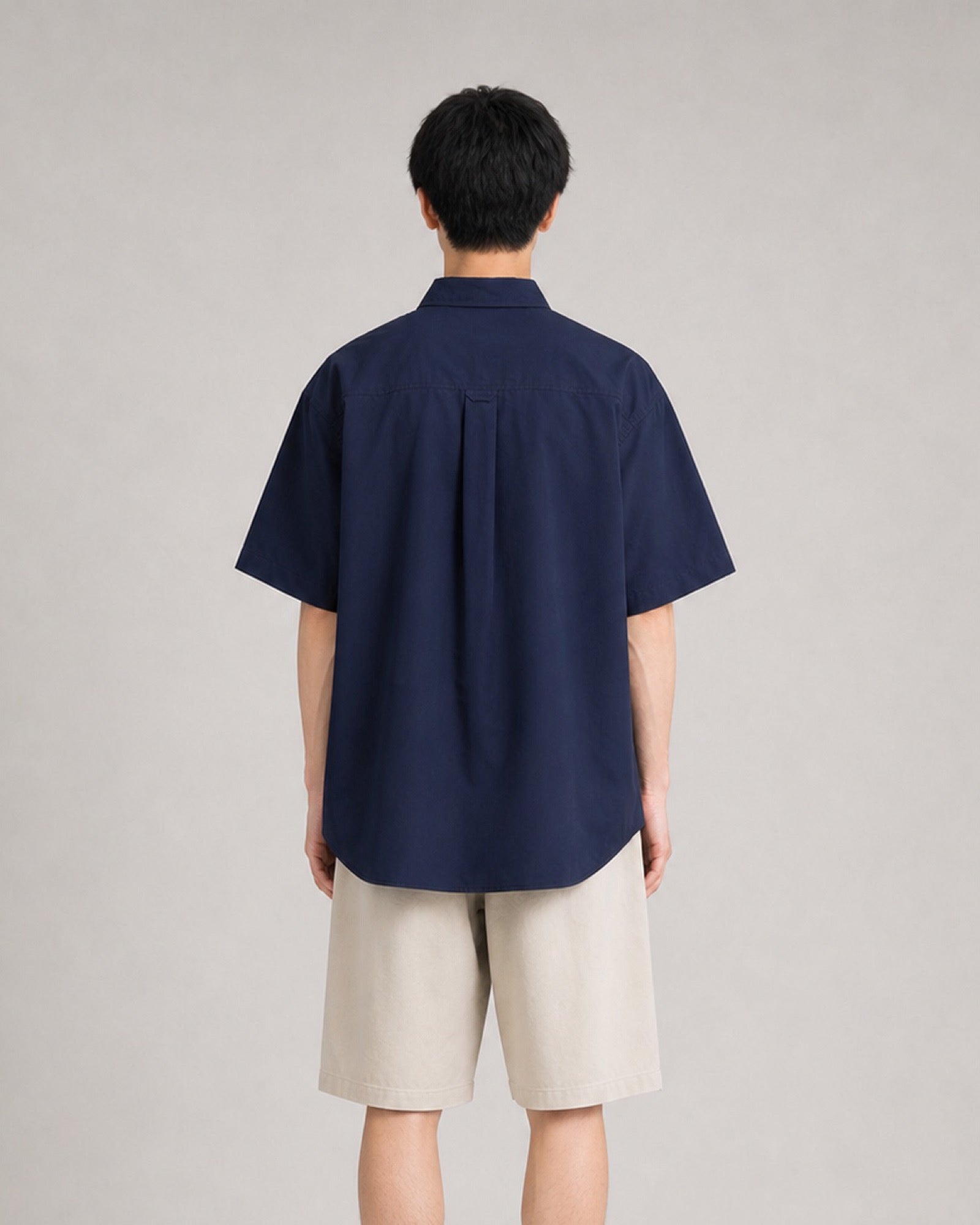 OU-RES モデル着用 | S1016 | ネイビー | 背面 | トップ構図