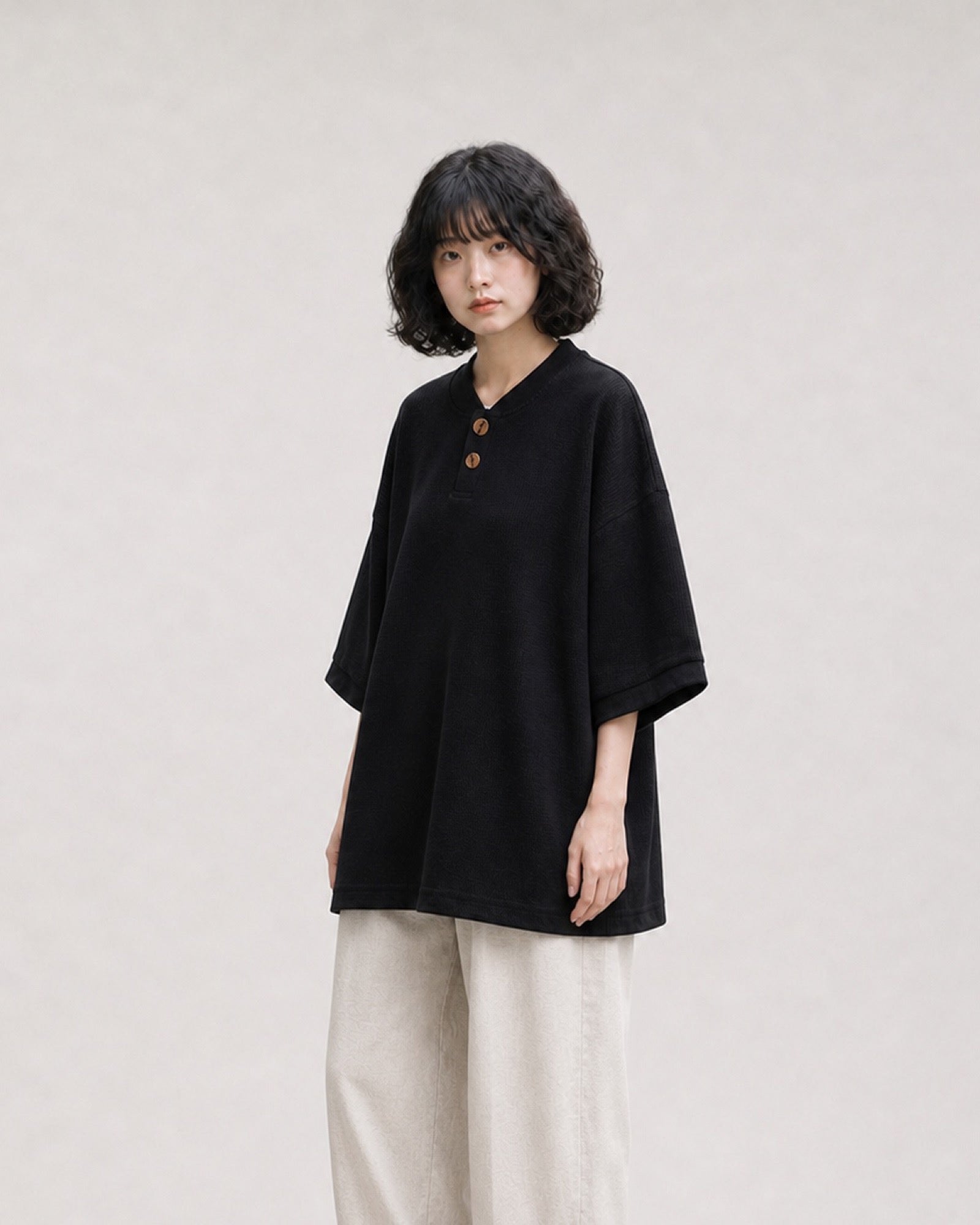 OU-RES モデル着用 | S1018 | ブラック | 左斜め | トップ構図