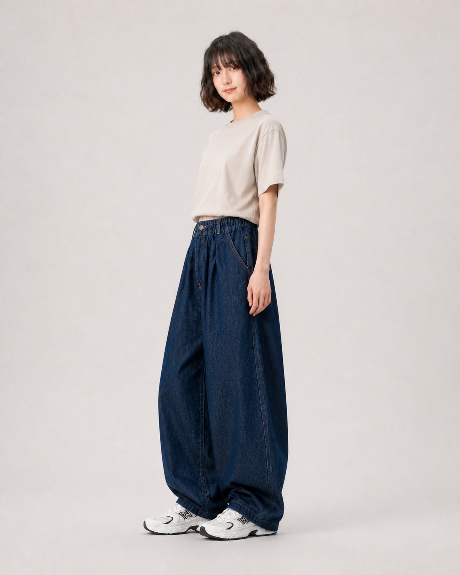 OU-RES モデル着用 | S1019 | ネイビー | 右側面 | 全身構図