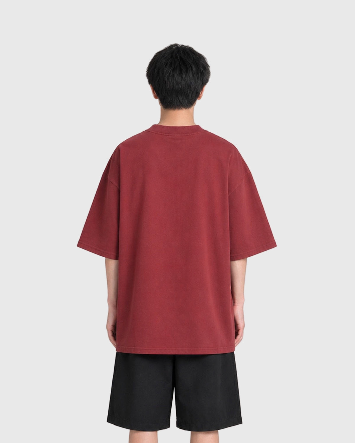 OURES レトログラフィック オーバーサイズTシャツ ユニセックス ワイン モデル着用 背面