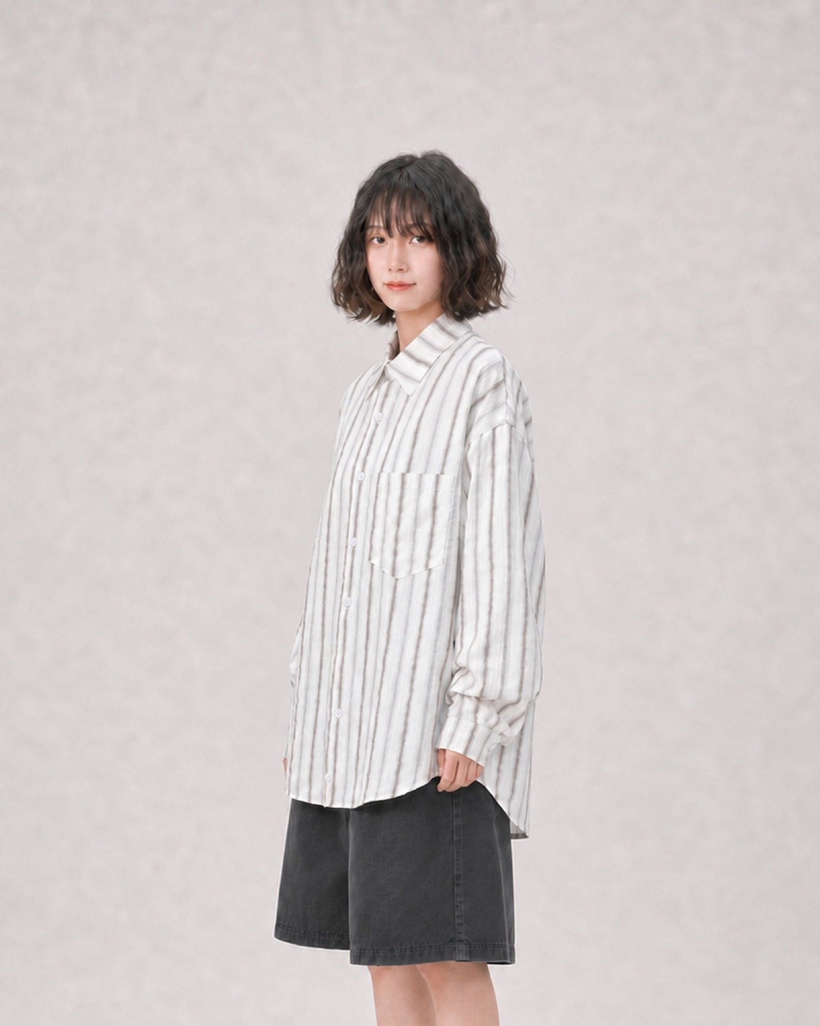OU-RES モデル着用 | S1026 | ホワイト | 右側面 | トップ構図